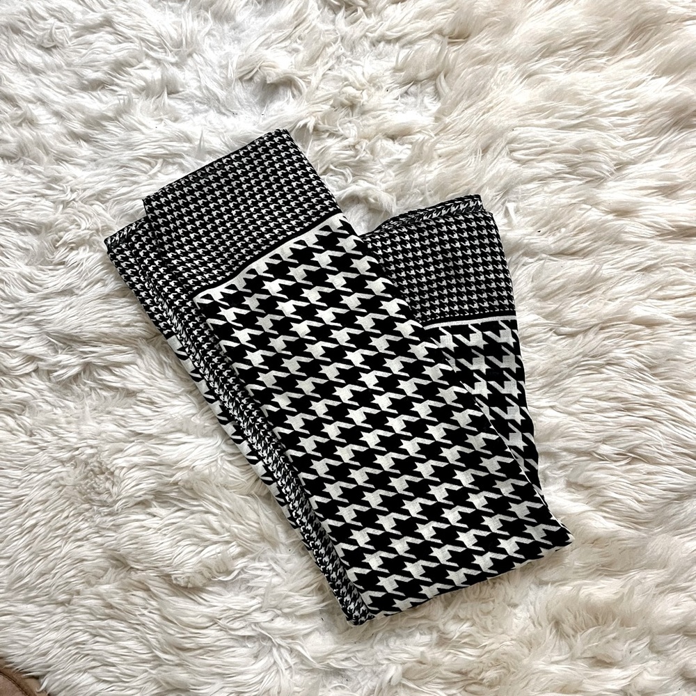 NWOT Cream and black houndstooth scarf size 68” x 34” - Picture 4 of 4